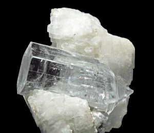 cristal de bryl var. goshnite, cristaux d'albite var. clevela
