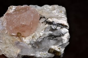 cristal de bryl morganite, de quartz, de tourmaline, de mica (A